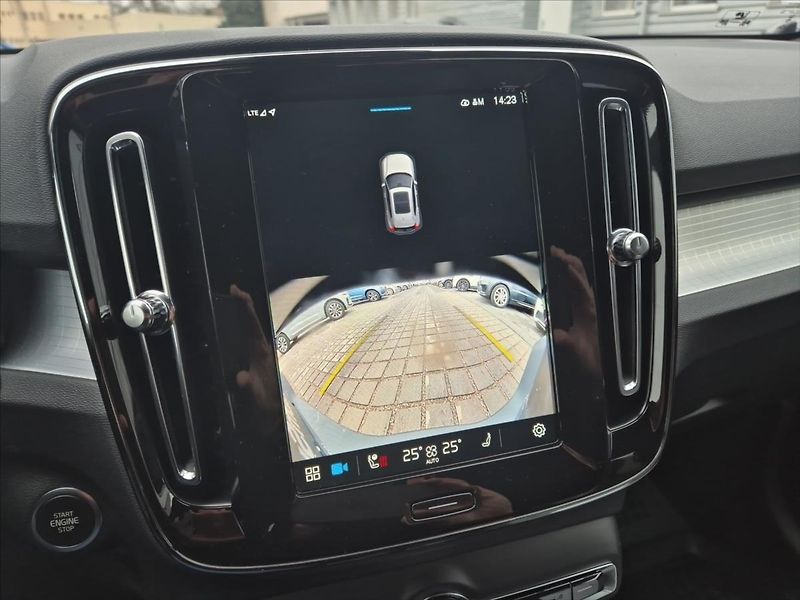 Volvo XC40 2,0 B3 Plus Dark - fotka 15 z 19