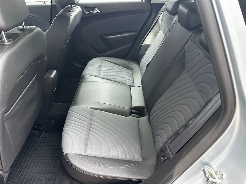 Opel Astra 1,4 103 kW TURBO automat, CZ - fotka 11 z 36