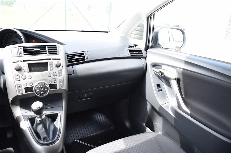Toyota Verso 1,6 i 97KW NÍZKÉ KM 2XKOLA - fotka 32 z 48