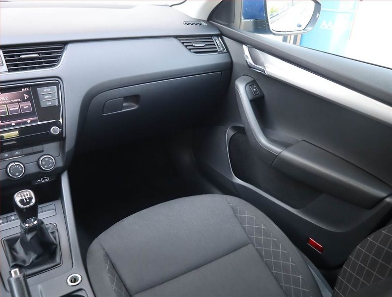 Škoda Octavia (2018) 1.6 TDI, Tempomat - fotka 8 z 14