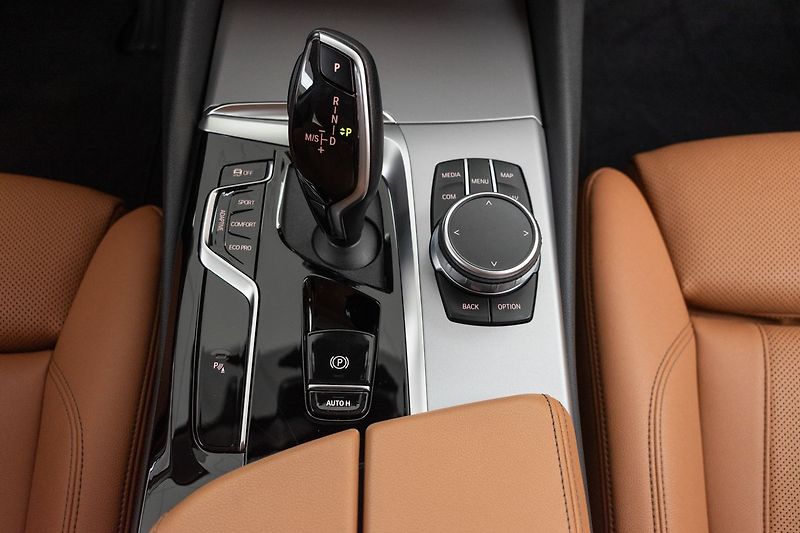 BMW Řada 5 530d xDrive*TAŽNÉ*N.TOPENÍ*ČR - fotka 26 z 48