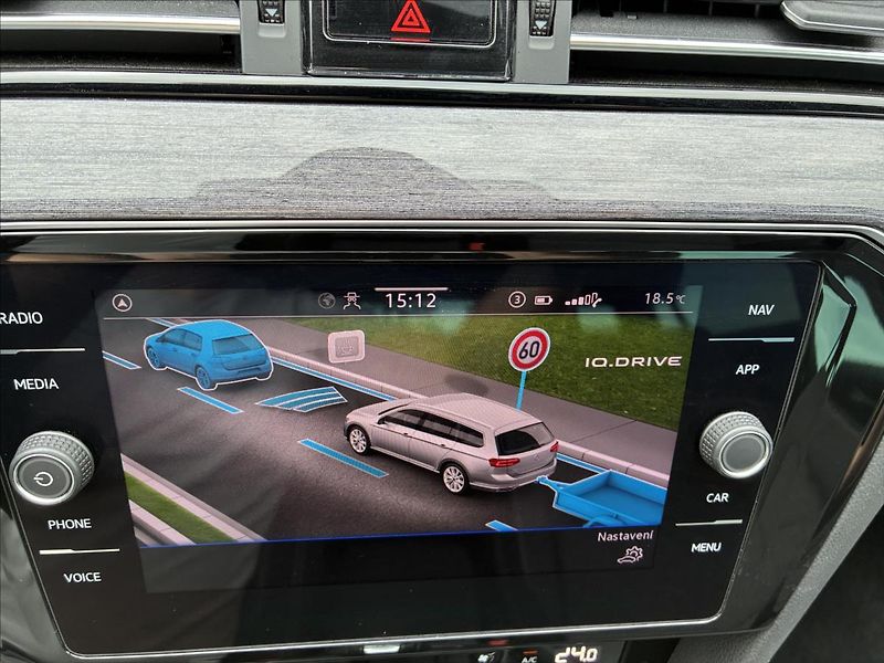 Volkswagen Passat 2,0 PANORAMA,WEBASTO,TAŽNÉ - fotka 23 z 28
