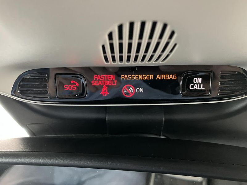 Volvo XC40 T3 FWD Kinetic AT8 - fotka 35 z 36
