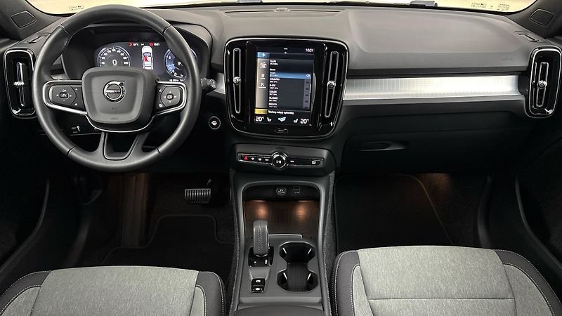 Volvo XC40 2.0 T3 AUT Momentum Pro - fotka 8 z 28