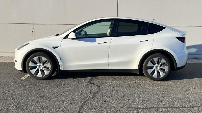 Tesla Model Y Long Range AWD 94% SOH Záruka - fotka 8 z 22