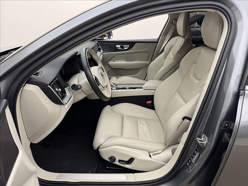 Volvo S60 2,0 B3 DPH INSCRIPTION H/K ČR - fotka 34 z 40