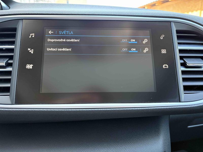 Peugeot 308 (2018) Allure 1.6 BlueHDi EAT6 - fotka 27 z 41
