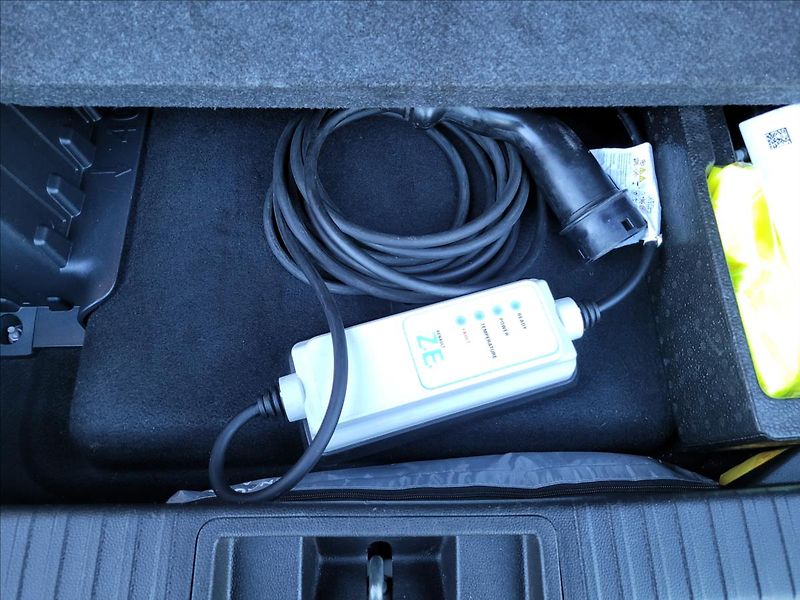 Renault Captur 1,6 E-Tech PHEV Intense - fotka 42 z 49