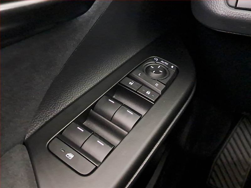 Toyota C-HR (2025) 2.0 Hybrid AWD - fotka 18 z 18