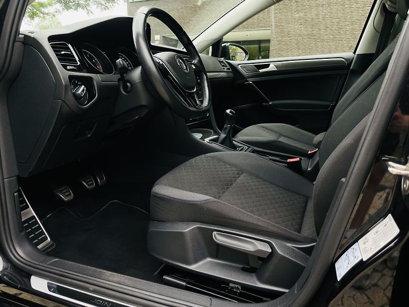 Volkswagen Golf 1.0TSI MANUÁL VÝHŘEV TAŽNÉ  - fotka 23 z 38