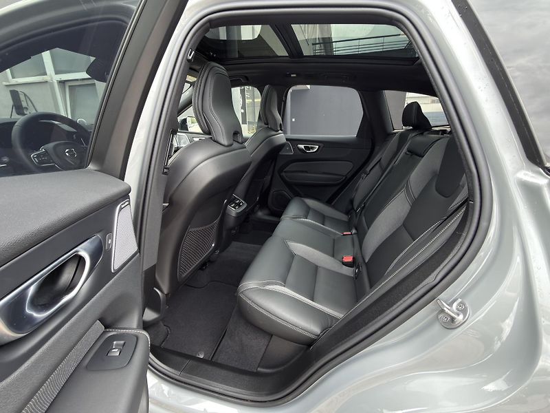 Volvo XC60 B5 AWD ULTRA // VZDUCH // B&W - fotka 15 z 56
