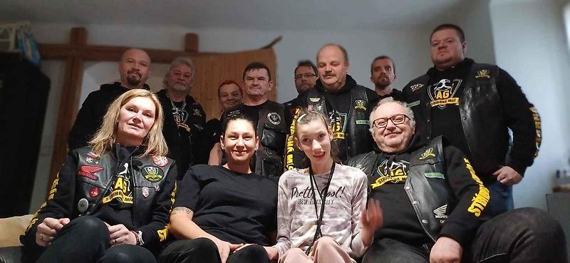 Maminka mentálně postižené Michalky potřebuje pro přepravu dcerky větší vůz. Ve sbírce jí přispěli motorkáři ze Stříbrné míle na Stříbrsku.