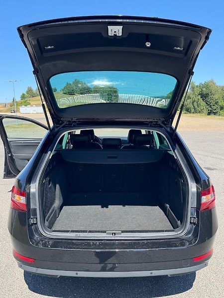 Škoda Superb (2023) 4x4 - fotka 20 z 21