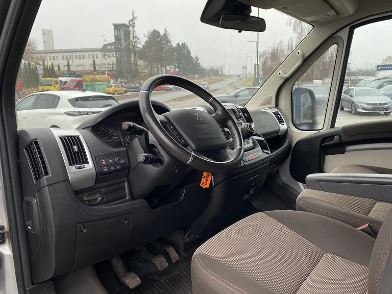 Peugeot Boxer (2019) L1H1 BlueHDi 140k MAN6 9 míst - fotka 14 z 22