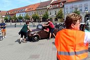 Přehlídka velorexů na poděbradském náměstí.