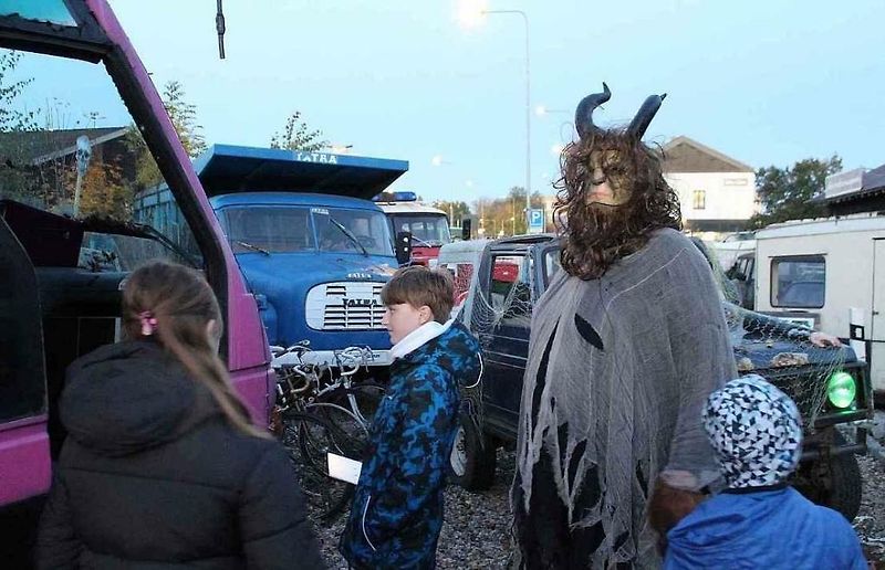 Statan láká návštěvníky do strašidelného autobusu s divným řidičem.