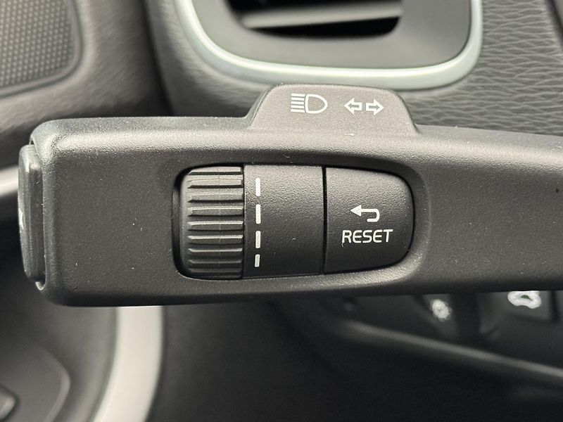 Volvo V40 T2 MOMENTUM AUT - fotka 27 z 41