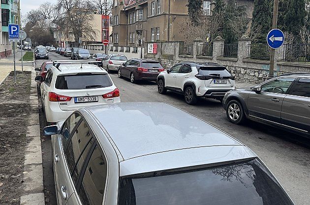 Parkování v centru Olomouce během adventu. Na snímku auty zaplněná třída Spojenců, čtvrtek 4. prosince, 16:00., zdroj: Deník/Daniela Tauberová