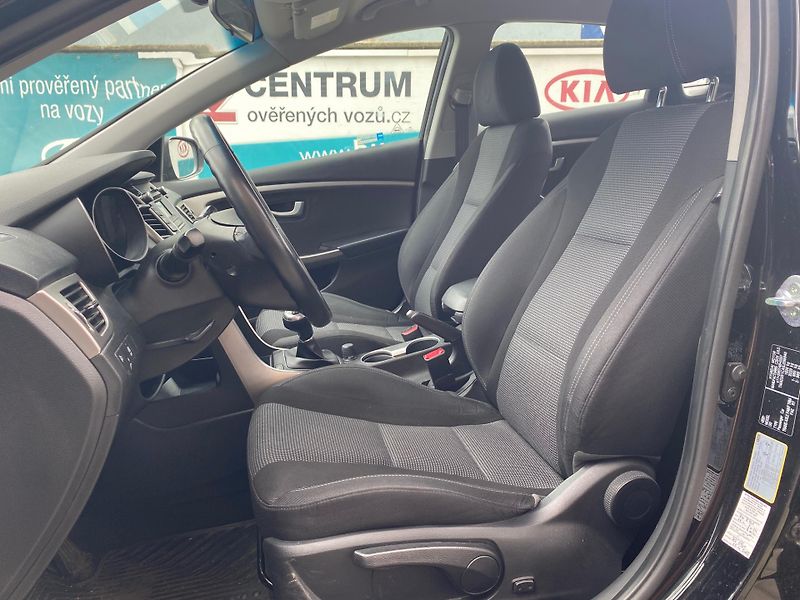 Hyundai i30 1.6-NÍZKÉ KM-1.maj-facelift - fotka 14 z 18