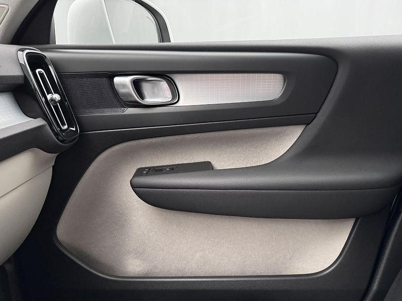 Volvo XC40 T3 MOMENTUM REZERVACE - fotka 27 z 47