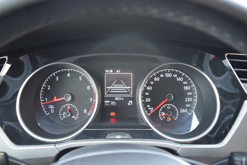 Volkswagen Touran (2017) 1.4TSI 110kw CLBMT NAVI TAŽNÉ - fotka 29 z 48
