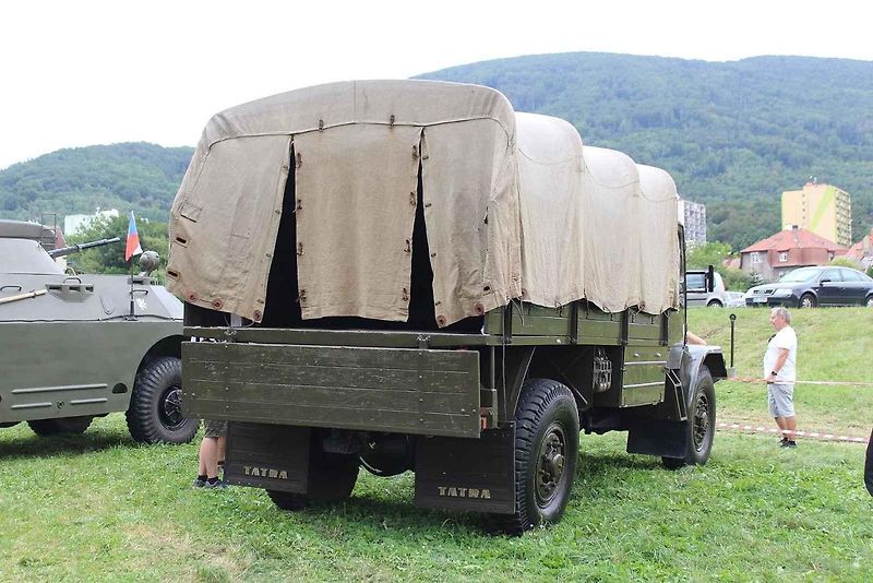 Majitel Tatry 128 František Zimmermann za volantem. Jeho vůz byl středem pozornosti vojenského kempu v Oseku u Duchcova.