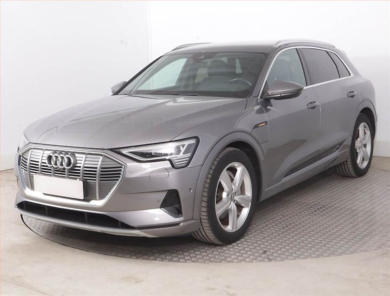 Audi e-tron (2020) S-Line 50 quattro - fotka 2 z 19