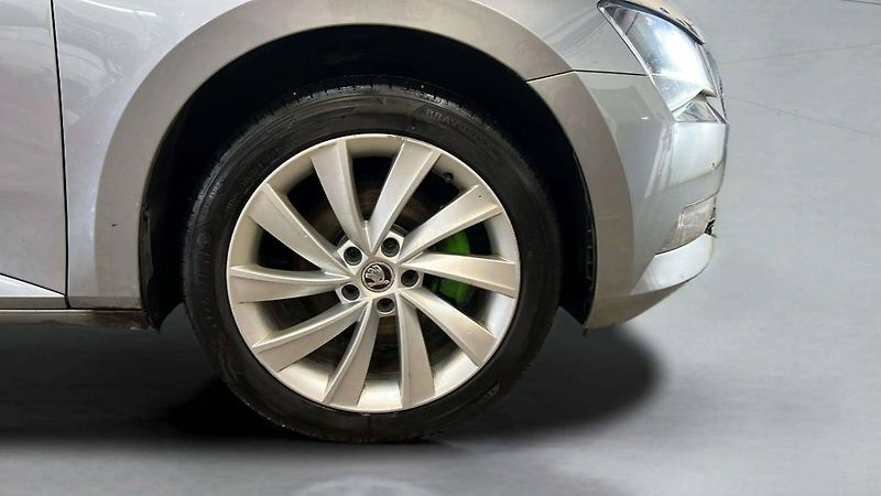 Škoda Superb Liftback 2.0 TDI DSG 140kW 6AT - fotka 31 z 36