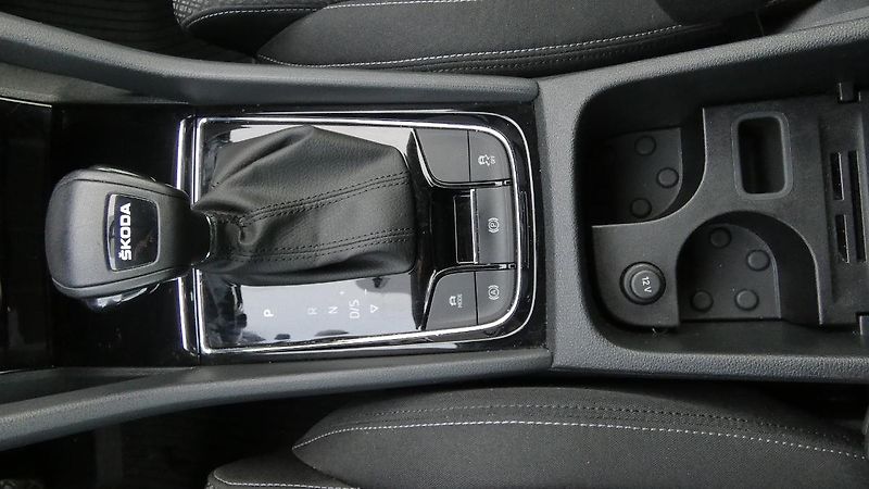 Škoda Karoq 1,5 TSI DSG Style - fotka 17 z 21