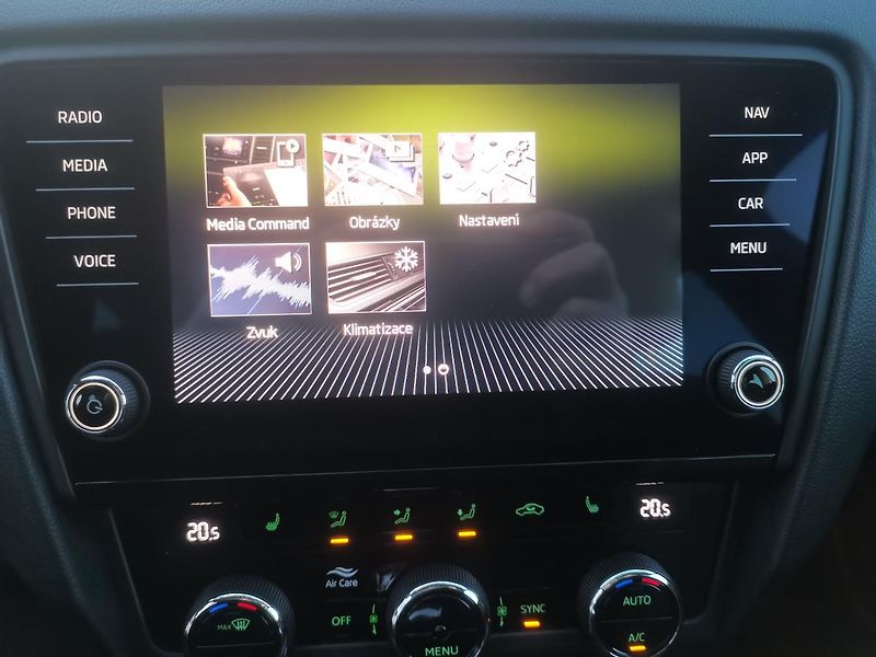 Škoda Octavia 2,0TDI DSG 110kW ACC STYLEPLUS - fotka 64 z 87