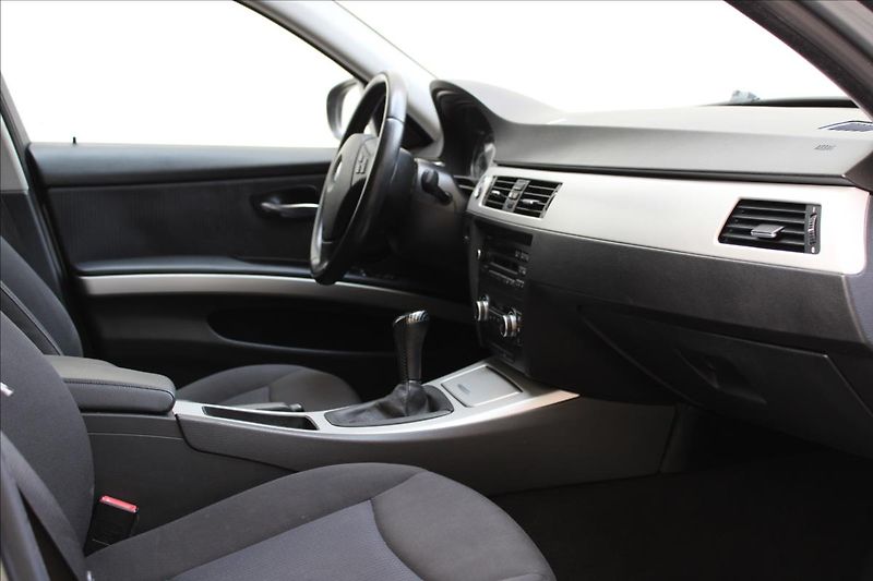 BMW Řada 3 318d Touring / M-Paket / Manuá - fotka 19 z 29