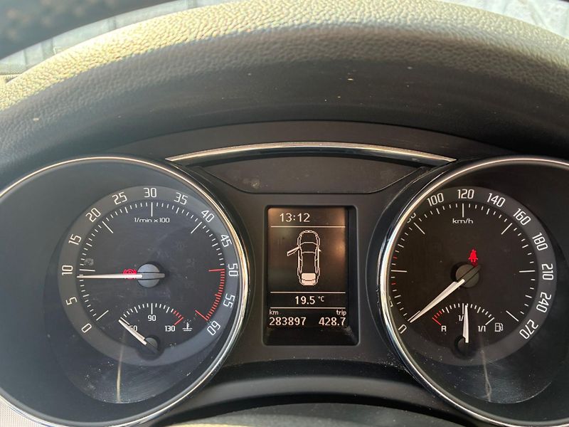 Škoda Superb (2012) 2.0TDI, 103KW - fotka 18 z 26