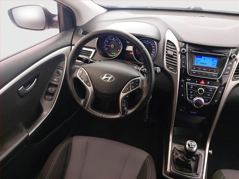 Hyundai i30 (2012) 1.6 GDI, Park. senzory - fotka 7 z 17