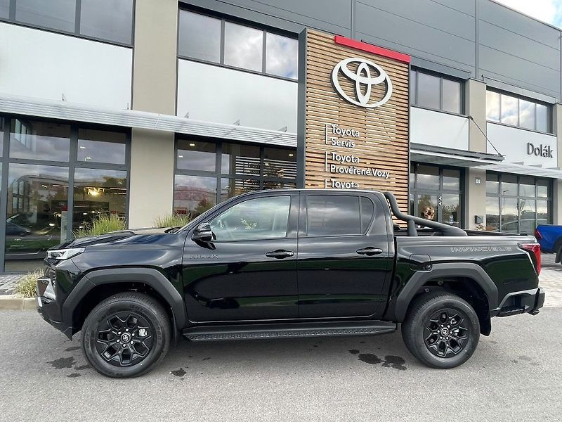 Toyota Hilux 2.8D automat Invincible - fotka 4 z 29