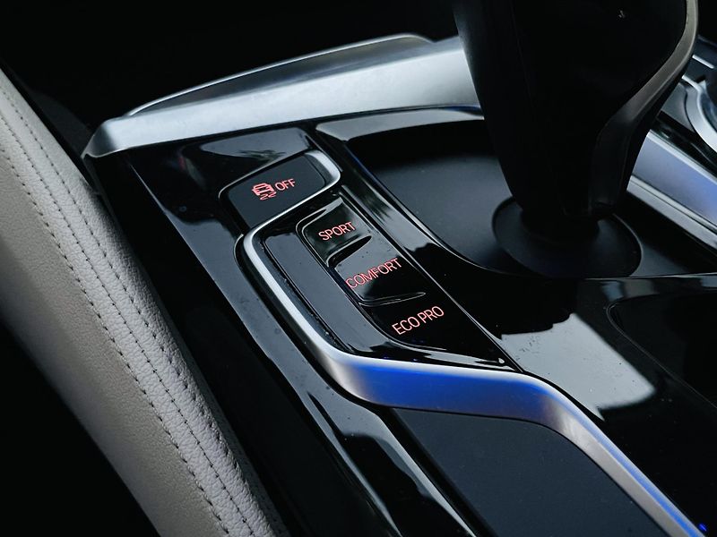 BMW Řada 5 520D AUT KAMERA SERVISKA - fotka 36 z 48
