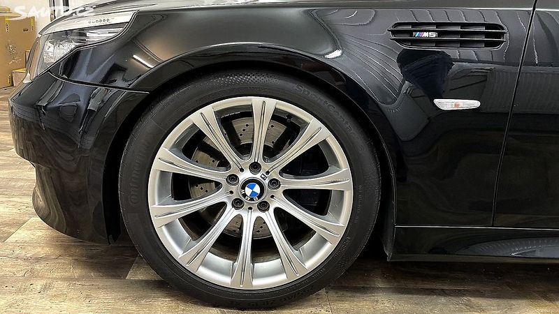 BMW M5 5.0 V10 Touring - fotka 33 z 34