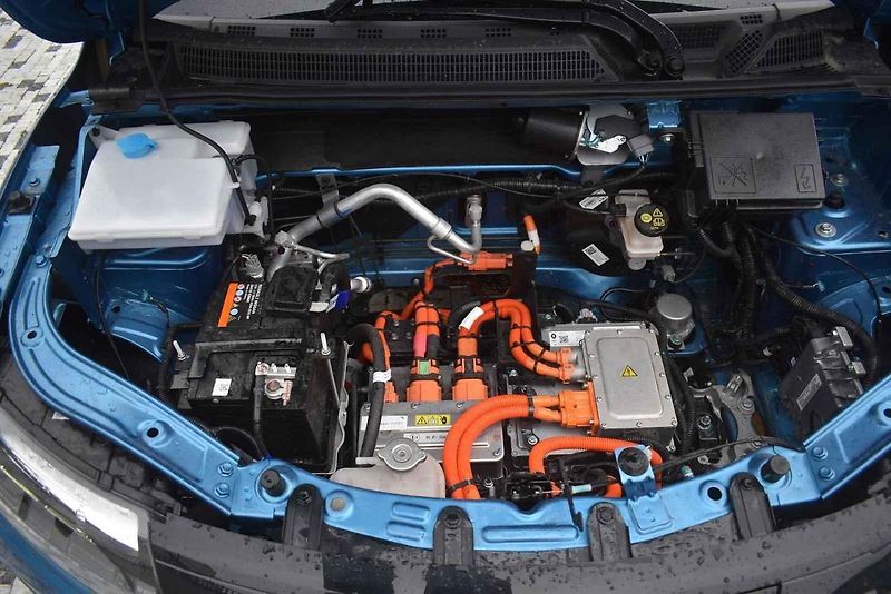 V kombinaci modré a oranžové barvy vypadá Spring atraktivně