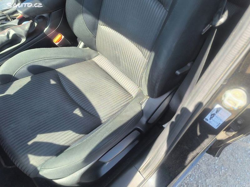 Mazda 3 KRÁSNÁ,SERVISKA,1MAJ,VÝBAVA - fotka 15 z 18