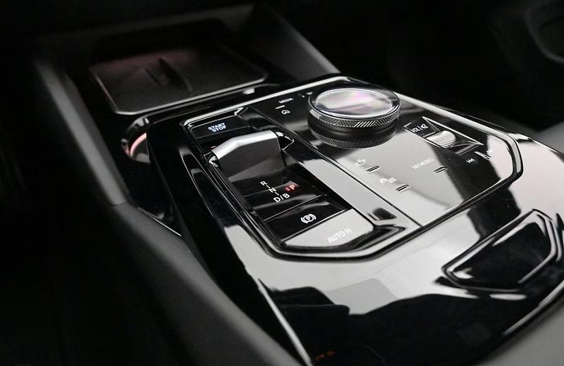 BMW i5 eDrive40 Touring SoH 96% Tažné - fotka 16 z 21