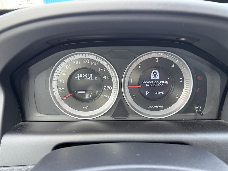 Volvo XC60 D4 AWD MOMENTUM - fotka 29 z 43