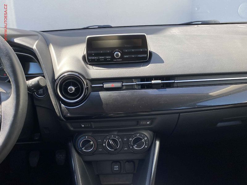 Mazda 2 (2015) 1.5i, AC, výhřev sed. - fotka 12 z 16