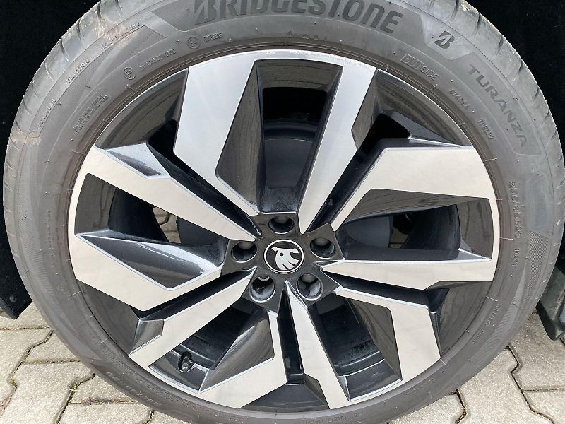 Škoda Enyaq (2025) 85 Sportline - fotka 30 z 32
