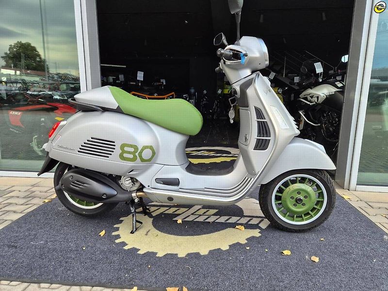 Vespa (2026) GTS 310 Edizione Ottantesimo - fotka 3 z 24
