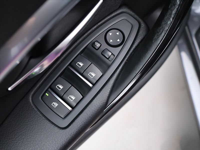 BMW Řada 3 2,0 320d xDrive 140kW Sport - fotka 15 z 29