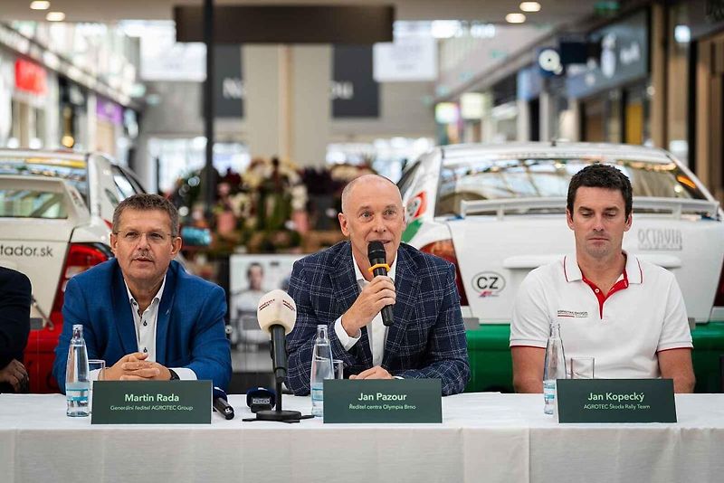 Výstava závodních aut Škoda v OC Olympia.