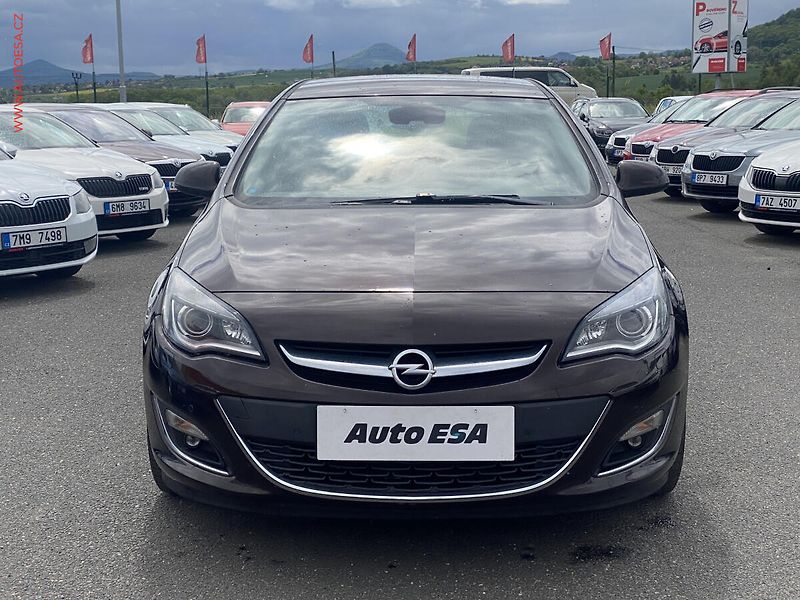 Opel Astra (2012) 2.0 TDCi, AC, navi, park - fotka 2 z 12