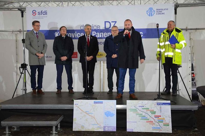 Slavnostní zahájení stavby dalšího úseku dálnice D7 se konalo v pátek 6. prosince v Třebízi.