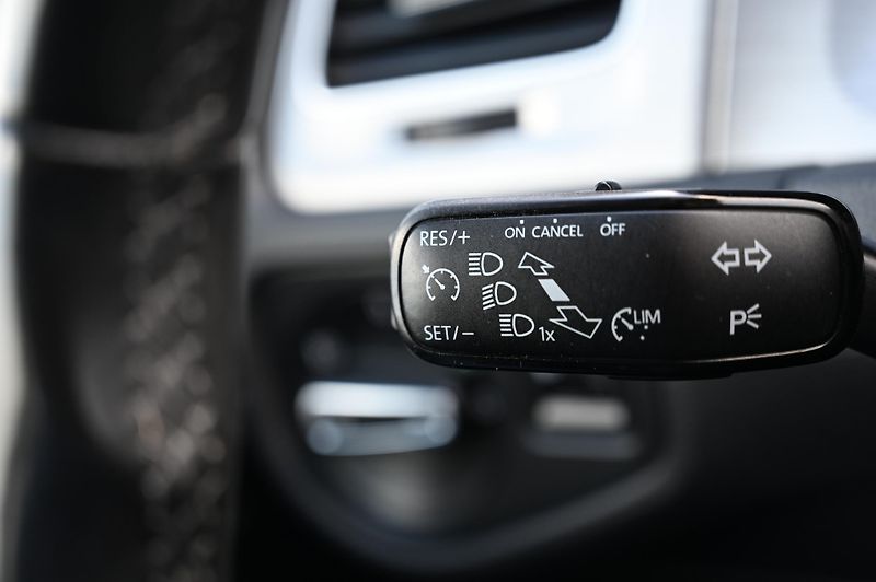 Volkswagen Golf VII 2.0TDI 110KW Highline 2/17 - fotka 23 z 57
