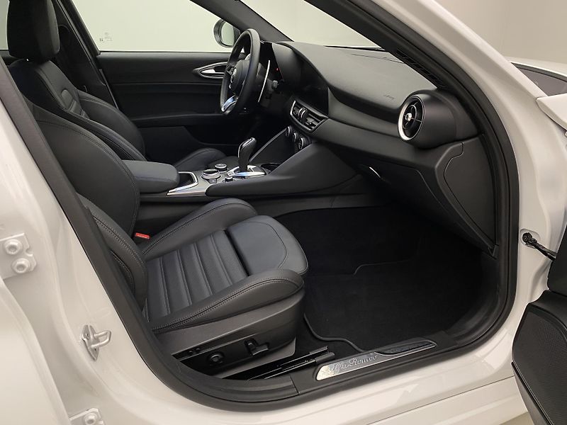 Alfa Romeo Giulia 2.0T VELOCE Q4 AUT  - fotka 23 z 56