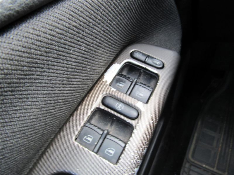 Volkswagen Passat 1,6 i 74kW Combi - fotka 21 z 24